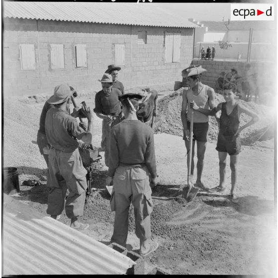 Aumale, quartier de Labarraque. Les jeunes bâtisseurs.