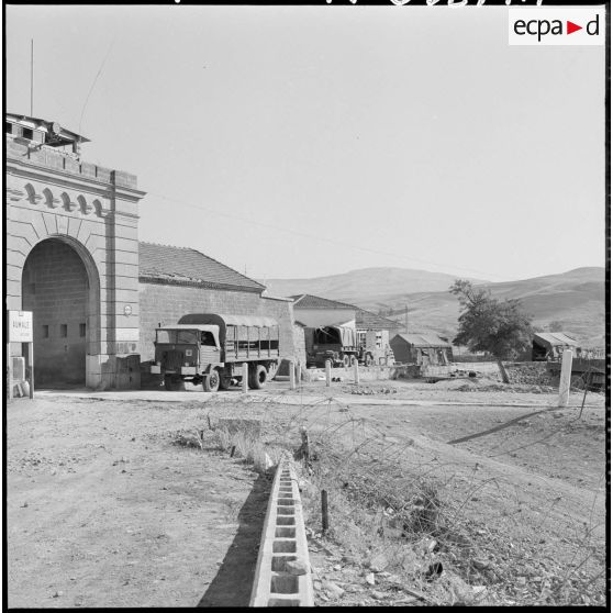 Aumale. Camions stationnés devant l'entrée de la Compagnie du Train.