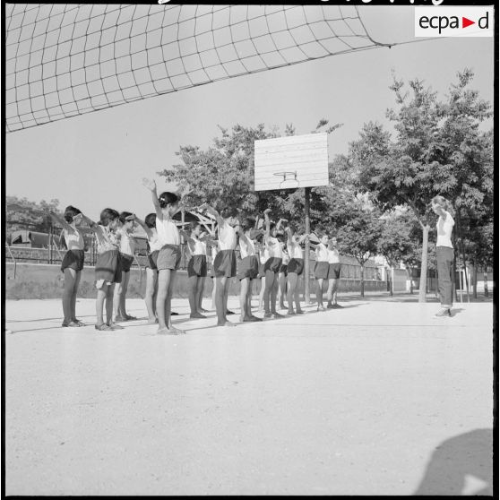 Aumale. Séance de gymnastique à l'école des filles.
