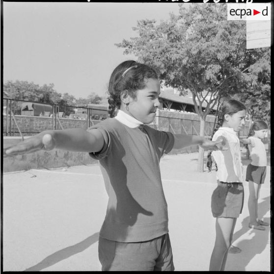 Aumale. Séance de gymnastique à l'école des filles.