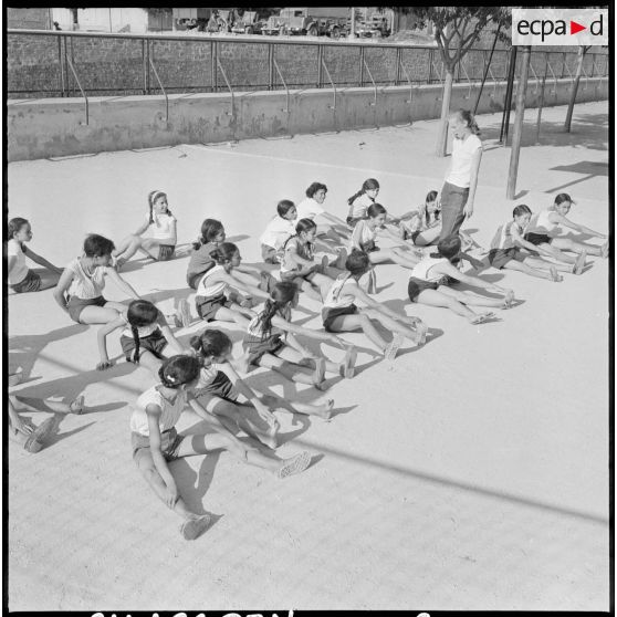 Aumale. Séance de gymnastique à l'école des filles.