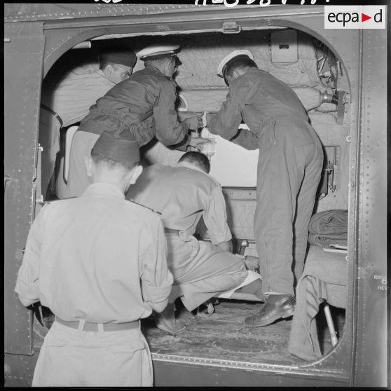 Alger. Evacuation sanitaire d'un malade.