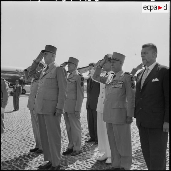 Maison-Blanche. Cérémonie militaire en présence du général de Gaulle.