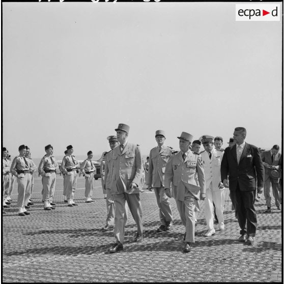 Maison-Blanche. Cérémonie militaire en présence du général de Gaulle.