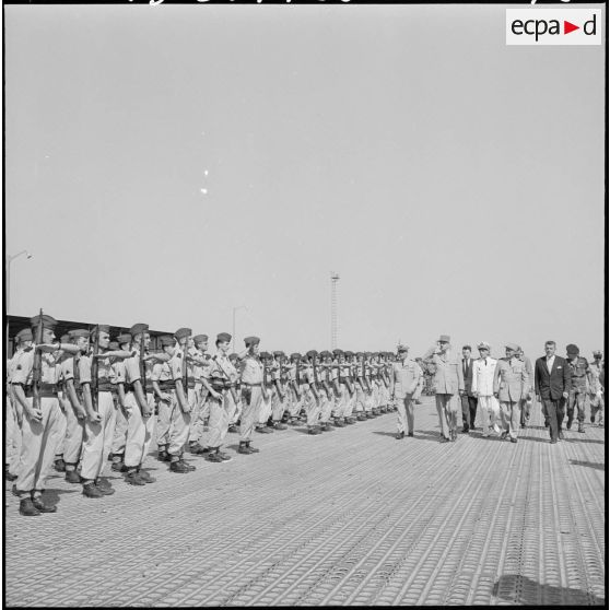 Maison-Blanche. Cérémonie militaire en présence du général de Gaulle.