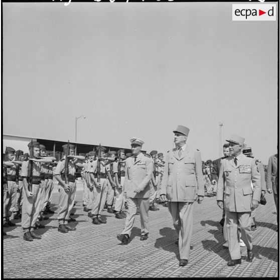 Maison-Blanche. Cérémonie militaire en présence du général de Gaulle.
