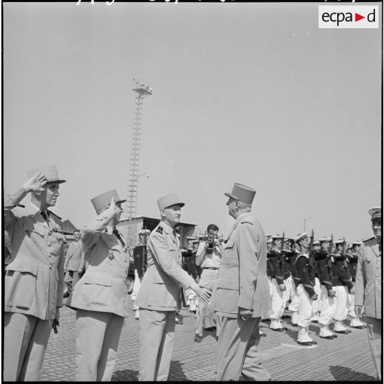 Cérémonie militaire à Maison-Blanche.