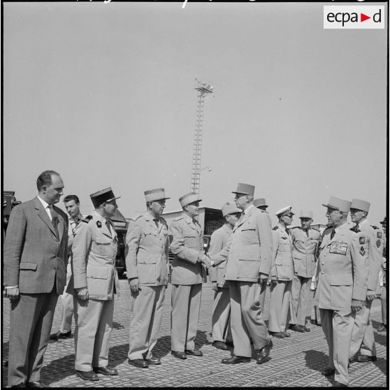 Cérémonie militaire à Maison-Blanche.