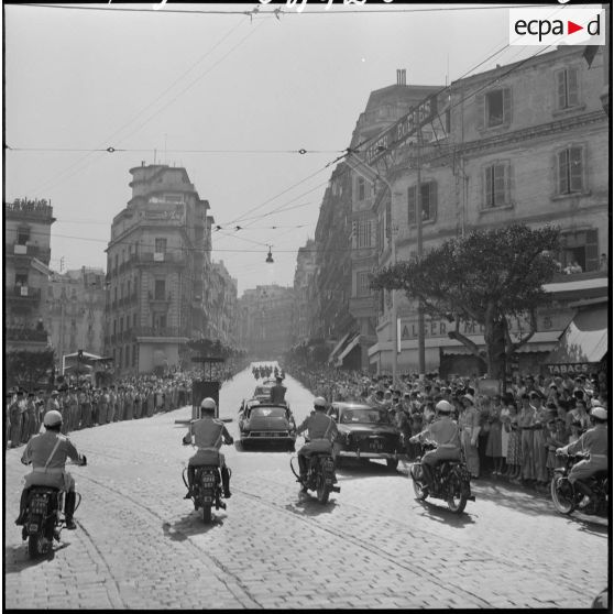 Le général de Gaulle arrive à Alger.