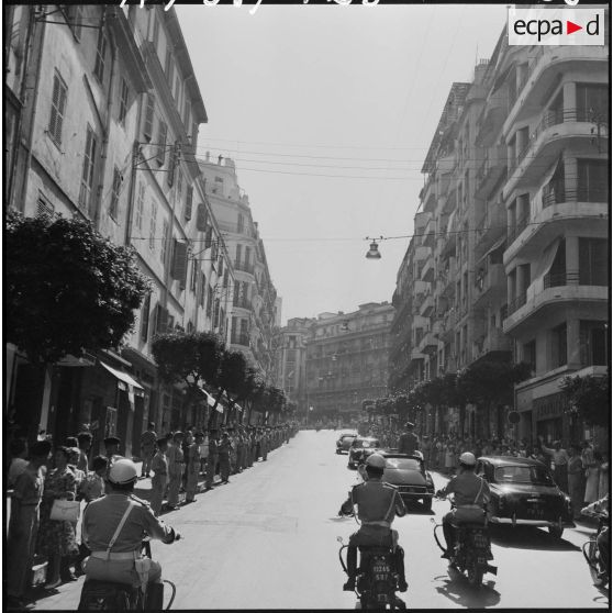 Le général de Gaulle arrive à Alger.