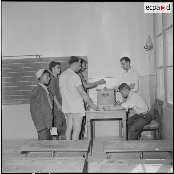 Un bureau de vote dans une école.