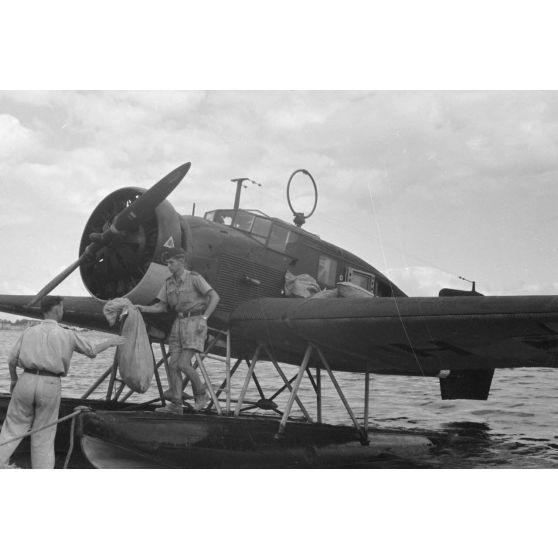 Le pilote d'un avion Junkers W 34 apporte le courrier des membres de l'unité de sauvetage en mer (Seenotstaffel).
