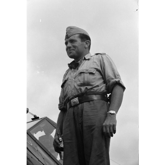 Le pilote d'un avion Junkers W 34 apporte le courrier des membres de l'unité de sauvetage en mer (Seenotstaffel).