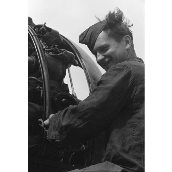 La maintenance d'un hydravion Arado Ar-196 immatriculé D1+GL du Aufklärungsgruppe.126.