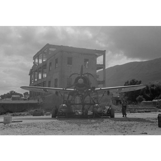 La maintenance d'un hydravion Arado Ar-196 immatriculé D1+GL du Aufklärungsgruppe.126.