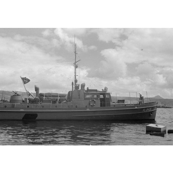La vedette Flugsicherungsboot Fl.B.435 dans la baie de la Sude (Souda Bay).