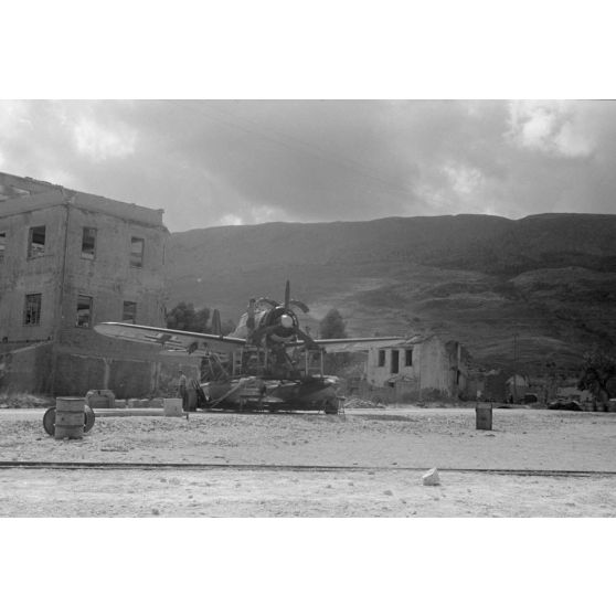 La maintenance d'un hydravion Arado Ar-196 immatriculé D1+GL du Aufklärungsgruppe.126.