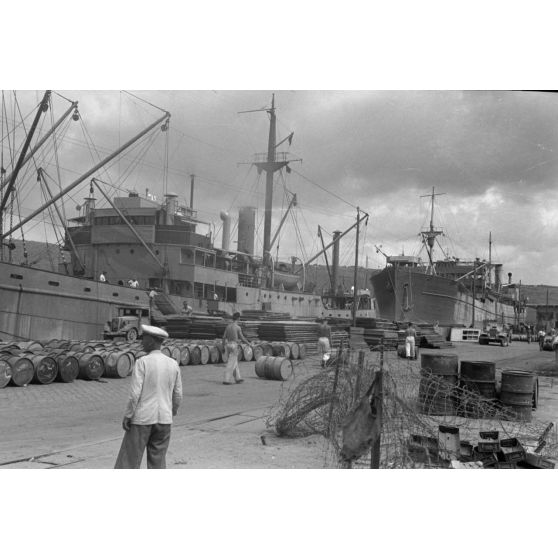 Du carburant est déchargé d'un cargo italien amarré dans un port de la baie de la Sude (Souda Bay).