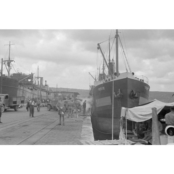 Dans la baie de la Sude (Souda Bay), le déchargement de carburant depuis les cales du cargo espagnole "Vicente".
