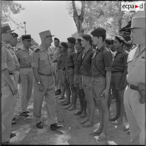 Le général Salan en visite à Marbot.