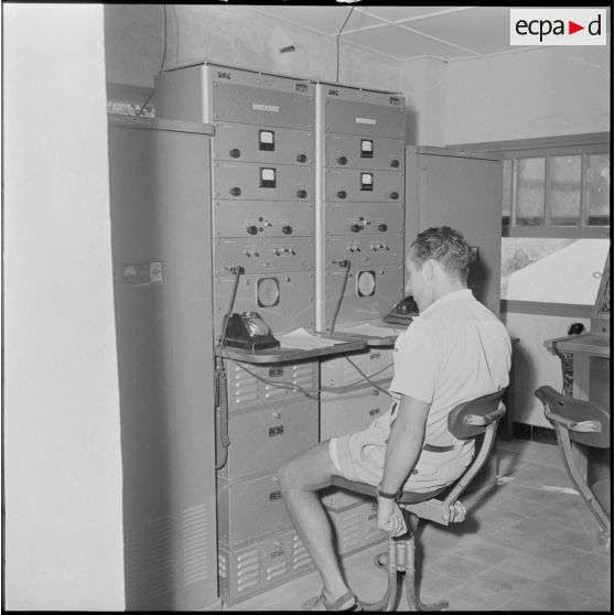 Un opérateur de transmissions au téléphone.