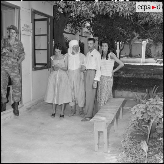 Alger. Un groupe de quatre personnes devant la gendarmerie.