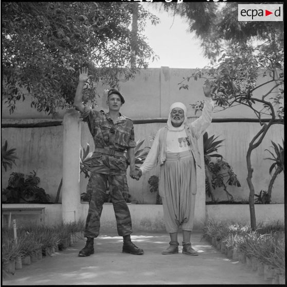 Alger. Un ancien combattant et un parachutiste.