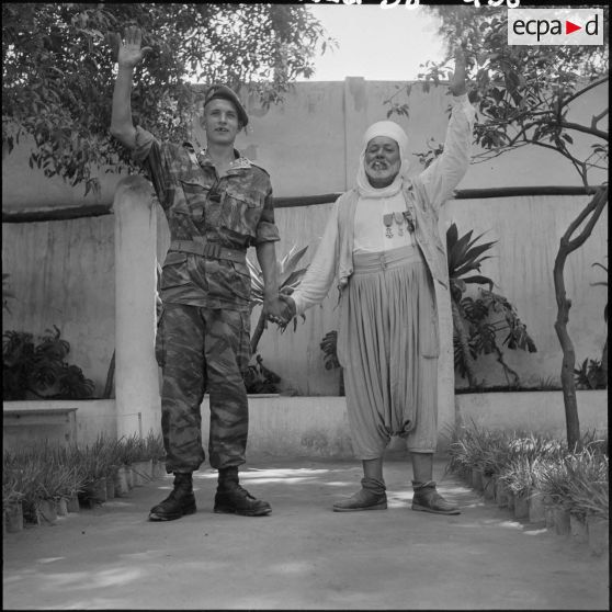 Alger. Un ancien combattant et un parachutiste.