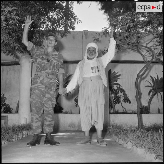 Alger. Un ancien combattant et un parachutiste.