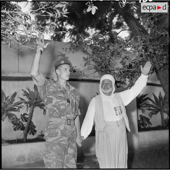 Alger. Un ancien combattant et un parachutiste.