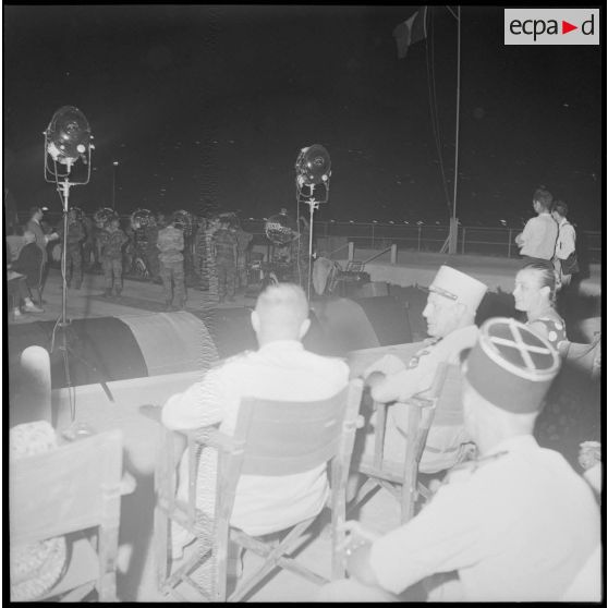 Le général Salan assiste à la loterie algérienne.