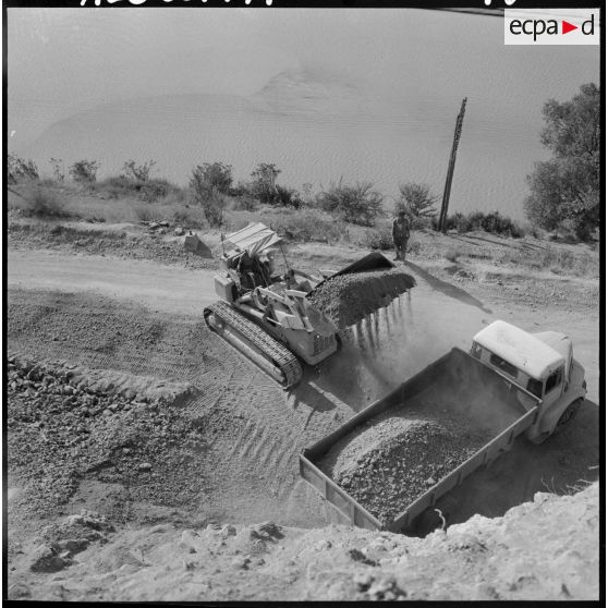 Construction d'une route dans la région de M'Sila-Bougie.