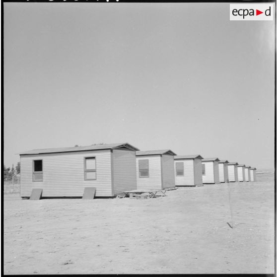 Les baraquements du camp de la Société commerciale et minière pour l'Afrique du Nord (SOCOMAN) à M'Sila.
