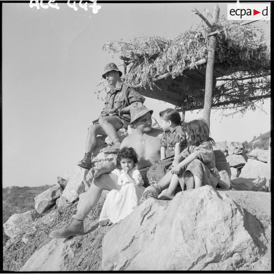 Tazerout. Les enfants tiennent compagnie aux parachutistes en sentinelle.