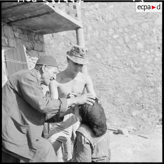 Aide médicale dans la vallée de la Soumman.