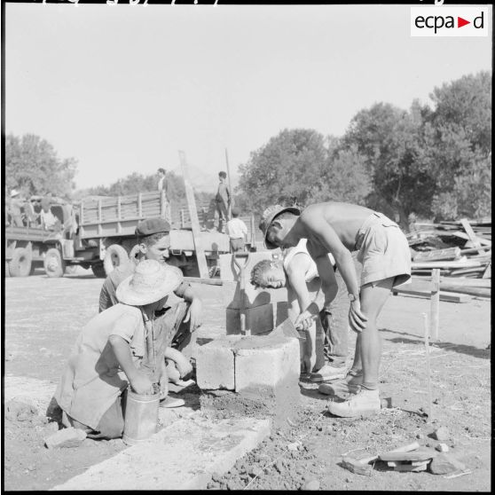 Construction de maisons dans un village de la vallée de la Soumman.
