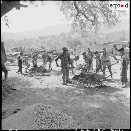 Construction de maisons dans un village de la vallée de la Soumman.