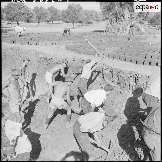 Chantier de construction dans la vallée de la Soumman.