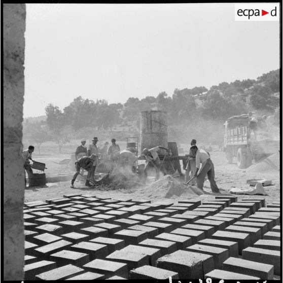 Chantier de construction dans la vallée de la Soumman.
