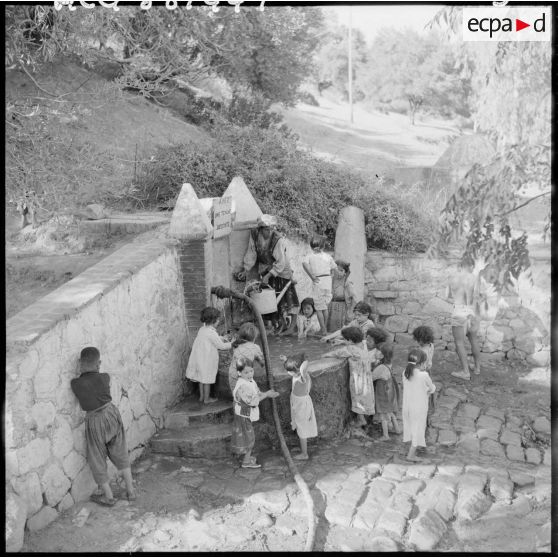 Vallée de la Soumman. Enfants autour d'une fontaine.