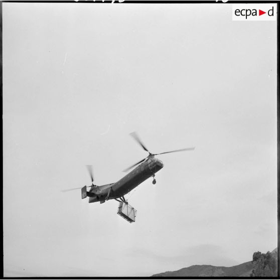 Tizi El Had. Transport de matériel par hélicoptère.