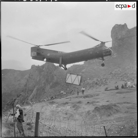 Tizi El Had. Transport de matériel par hélicoptère.
