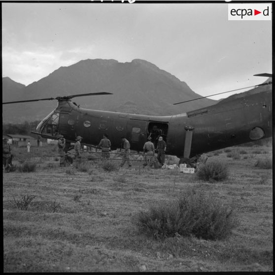 Tizi El Had. Un hélicoptère banane.