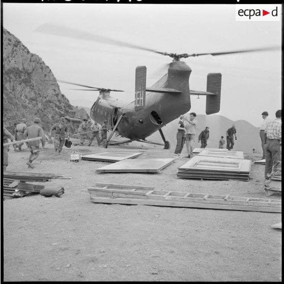 Tizi El Had. Un hélicoptère banane.