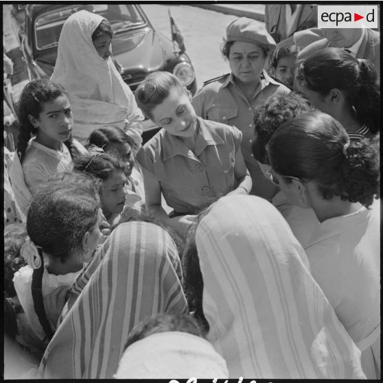 Madame Salan en visite à Marnia.