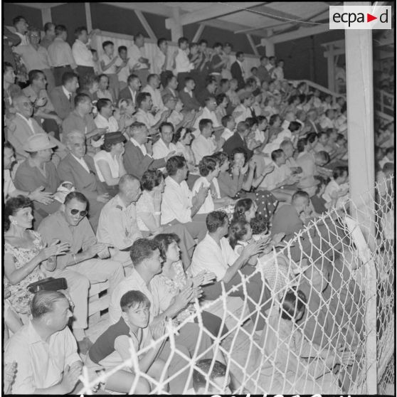 La foule dans le stade Marcel Cerdan à Alger.