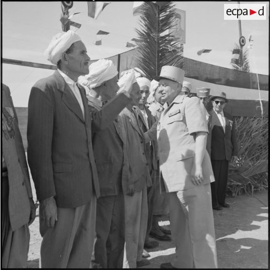 Morris. Le général Vanuxem salue les anciens combattants.