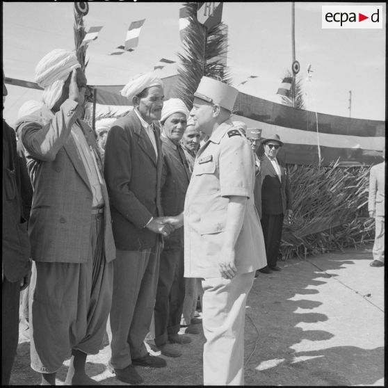 Morris. Le général Vanuxem salue les anciens combattants.