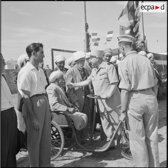 Morris. Le général Vanuxem salue les anciens combattants.