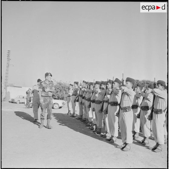 Cérémonie militaire à Maison Carrée.